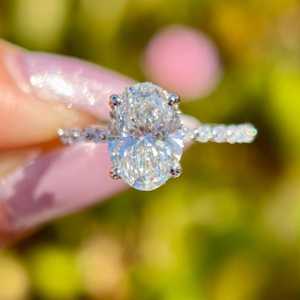 ชุดแหวนหมั้นมอยส์ซาไนต์ทรงรี 3 กะรัต: แหวนแต่งงานทองคำ 14K แบบโซลิแทร์ - Product Image 5