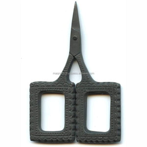 Ciseaux à dentelle noirs Kelmscott Designs 2,5 pouces - Product Image 1