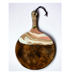 Planche à découper artisanale en résine époxy et bois River Art pour couper les fruits, les légumes et la viande, pour la cuisine. - Product Image 2