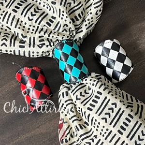 Support de Foulard Western Tendance Bohème en Cuir de Vachette Véritable Gravé à la Main à Carreaux Turquoise pour Cowgirls - Product Image 1
