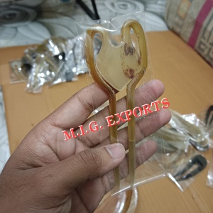 ส้อมผมรูปหัวใจทำจากเขาควาย สีน้ำตาลอ่อน แกะสลักด้วยมือ งานฝีมือธรรมชาติ ของตกแต่งบ้าน ทนทาน เป็นมิตรกับสิ่งแวดล้อม ศิลปะพื้นบ้าน ฮวงจุ้ย - Product Image 2