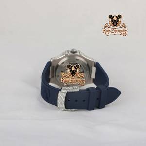 Reloj analógico contemporáneo con correa de silicona cónica y caja texturizada - Product Image 4