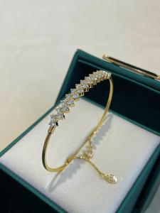 กำไลข้อมือ AMBER JEWELS ชุบทอง 18K ประดับด้วยหินธรรมชาติ ดีไซน์ฮิปฮอป คลาสสิก สำหรับทั้งชายและหญิง ตัวเรือนแบบหนามเตย ประดับมรกตทรงเหลี่ยม ได้รับการรับรองจาก IGI - Product Image 1