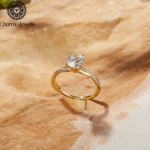 Anillo de compromiso de moissanita con corte cojín chapado en oro amarillo para mujer Charm Jewels, con engaste clásico de puntas y banda pavé - Product Image 3