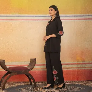 Ensemble deux pièces en crêpe noir brodé de fleurs pour femmes, col rabattu, manches trois quarts, coupe ample, élégant, à porter en toutes saisons - Product Image 2