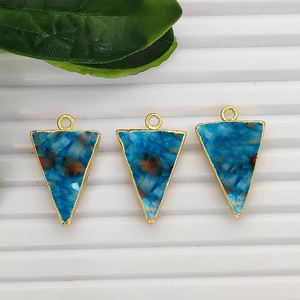 Dijes de Calcedonia Aqua en Forma de Triángulo, Electrochapados, Calcedonia de 20x15mm, Chapados en Oro, Hechos a Mano, Conector para Fabricación de Joyería - Product Image 2