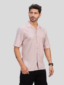 เสื้อเชิ้ตแขนสั้นสีชมพูอ่อนสำหรับผู้ชาย ผ้าวิสโคสเรยอน ระบายอากาศได้ดี เหมาะสำหรับใส่ในฤดูร้อน ปกคอเสื้อแบบพับได้ สีพื้น - Product Image 4