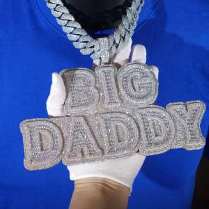 Collier chaîne cubaine Hip Hop avec pendentif lettre personnalisé en moissanite taille brillant rond serti clos, plaqué argent et entièrement pavé de pierres - Product Image 1