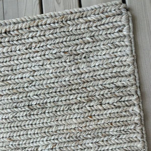 Alfombra de Lana Mezclada Gruesa Abstracta en Crema y Beige Hecha a Mano - Diseño Moderno, Ecológica y Apta para Mascotas, Tamaños Personalizados Disponibles - Product Image 2