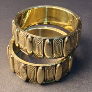 ชุดกำไลข้อมือทองเหลืองแท้สลักลายด้วยมือสุดหรู - ลายชนเผ่าแบบดั้งเดิม สีทอง - งานฝีมืออินเดีย - Product Image 3