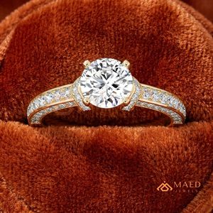 Anillo de compromiso de oro con moissanita de corte redondo y pavé para mujer, joyería de aniversario nupcial, regalo de moda de EE. UU. - Product Image 1