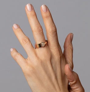 Bague de fiançailles solitaire triangulaire plaquée or 18 carats avec diamant de laboratoire 1 carat couleur EF VVS serti clos pour hommes et femmes - Product Image 3