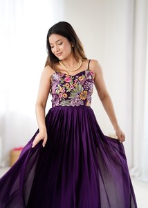 Vestido de Noche Morado Bordado con Tirantes Finos, Vestido Largo Floral Estilo Bollywood para Fiesta, para Mujer - Product Image 3