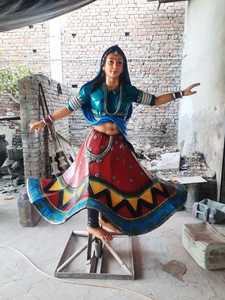 Estatua de Bailarina Rajasthani Hecha a Mano en Fibra de Vidrio, Decoración Tradicional - Product Image 1