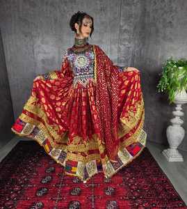 Robe de mariée afghane bohème brodée rouge longue jusqu'au sol, col en V, manches longues, coupe trapèze, motifs dorés, en tissu mousseline et satin - Product Image 6