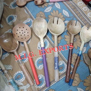 Juego de 2 utensilios de cocina de madera con mangos coloridos, cuchara y tenedor hechos a mano para cocinar, servir y decoración rústica de comedor - Product Image 3