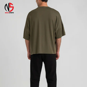 เสื้อยืดแขนสั้นผู้ชายทรงโอเวอร์ไซส์ สีเขียวมะกอก คอโอ ทรงหลวม สีพื้น ไหล่ตก ทรงปกติ ความยาวปกติ ผ้าฝ้าย 100% - Product Image 4