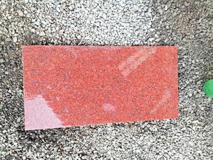 Dalles et plaques de granit rouge brillant les plus vendues, avec surface polie de qualité supérieure, pour cuisines et hôtels modernes, disponibles à bon prix. - Product Image 1