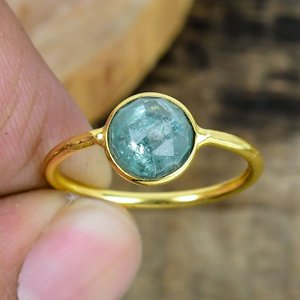 แหวนพลอยมอสไคยาไนต์ทรงกลมขนาด 5 มม. ชุบทอง 18k บนตัวเรือนเงินแท้ 925 - Product Image 3