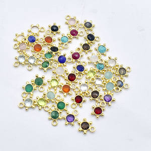 Amuleto de Ónix Verde Estilo Sol |   Colgante Redondo de Piedra Chapado en Oro |   Pequeño Dije de Joyería con Diseño de Estrella para Pendientes, Collares y Manualidades - Product Image 2