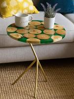Table d'appoint ronde moderne en bois avec plateau en résine verte et pieds en métal doré pour la décoration du salon