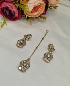 Collier contemporain en pierres précieuses Kundan avec pendentif assorti, boucles d'oreilles pendantes et MaangTikka, directement de l'usine de bijoux. - Product Image 6
