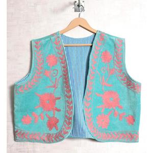 Chaleco de Terciopelo Suzani para Mujer, Hecho a Mano, Bordado, Estilo Boho, Chaleco Étnico con Diseño Floral, Chaqueta de Estilo Vintage - Product Image 4
