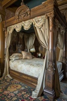 Viktorianisches Kingsize-Polsterbett mit gestepptem Kopfteil, Schlafzimmermöbel-Set aus Holz im antiken Design für Haus und Villa