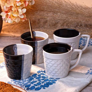 Ensemble de 4 tasses à thé en céramique texturée noire et blanche - Product Image 1