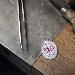 สร้อยคอจี้ทองคำแท้ 18k ประดับพลอยธรรมชาติทับทิม พิงค์แซฟไฟร์ พร้อมเพชรแบบโอเบร สโนว์ เพฟ คอสมอส เครื่องประดับชั้นดี - Product Image 2