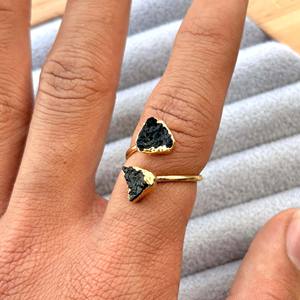 Bague ouverte ajustable en tourmaline noire naturelle plaquée or, faite à la main, bijou statement en cristal noir pour femme, vente en gros - Product Image 2