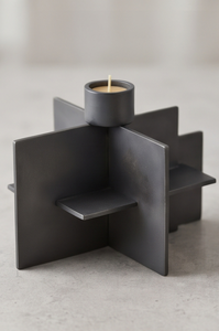 Candelabro de Metal Oscuro de Lujo con Placas Cruzadas Entrelazadas, Forma Arquitectónica, Elegante Centro de Mesa para Comedor - Product Image 3