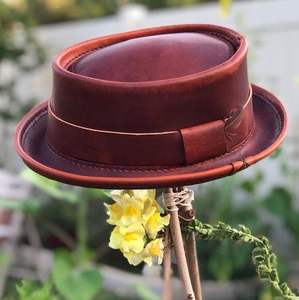 Gorra de cuero contemporánea que combina diseño moderno con artesanía tradicional para uso urbano y casual. - Product Image 3