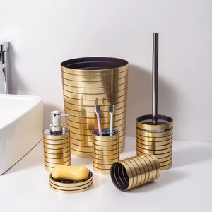 Ensemble d'accessoires de salle de bain métalliques élégants qui rehaussent l'esthétique globale de toute salle de bain. - Product Image 1