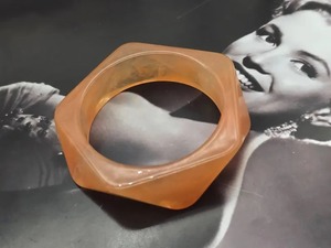 Bracelets en résine de style classique avec finition polie brillante, matériau durable pour femmes, pour le bureau, les fêtes et les voyages - Product Image 3