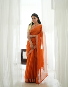 Sari Tradicional KV Deepa Naranja de Seda, Algodón y Viscosa Tejida con Blusa Sin Coser para Fiesta - Product Image 1