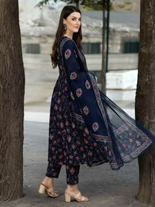 Gama vibrante y moderna de kurtis especiales para el día a día y fiestas de oficina, diseñados para mujeres o chicas preocupadas por la moda de hoy en día. - Product Image 5