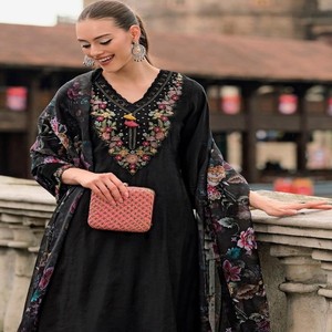 Conjunto de Kurta y Pantalón de Seda Vichitra VASTRA COTTAGE con Dupatta Tabby, Color Negro, Ropa Étnica para Mujer, Atuendo Bordado Jalpari - Product Image 3