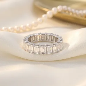 Joyería Fina de Envío Inmediato, Anillo de Eternidad de Lujo en Oro Blanco de 14K con Diamante de Laboratorio Corte Esmeralda HPHT de 2x3mm para Compromiso y Boda - Product Image 2