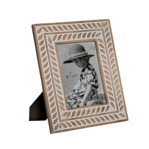 Cadres photo en bois de famille, conçus pour préserver les souvenirs intergénérationnels avec une texture authentique et une distinction durable - Product Image 3