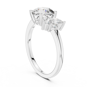 Elegante Anillo de Compromiso Art Deco con Moissanita en Racimo, Corte Redondo Central con Detalles Asimétricos, Acabado Chapado en Oro de 18K para Mujer - Product Image 3