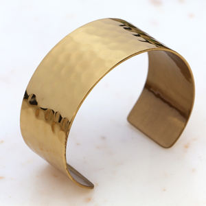 Bracelet manchette en laiton doré martelé fait main - Large bracelet bohème tendance - Bijou minimaliste ajustable, cadeau pour elle - Product Image 2