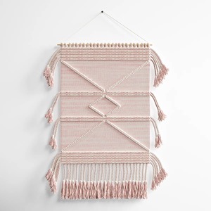 Tapiz de macramé rosa para decoración elegante del hogar, dormitorio, sala de estar y como acento estético de pared con suaves vibraciones bohemias. - Product Image 1