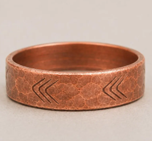 Bague en cuivre pur vintage gravée motif chevron, surface martelée, bague de doigt en cuivre massif à bord plat - Product Image 2