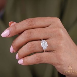 Bague de fiançailles personnalisée en diamant de laboratoire taille radiant, bague de mariage à 3 pierres avec pierres latérales baguette effilées, or 14K 18K, joaillerie fine - Product Image 5
