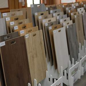 Suelo de vinilo SPC, fabricante OEM y ODM, resistente al agua, ignífugo, resistente a los arañazos, núcleo rígido de lujo, venta al por mayor, material virgen 100% - Product Image 1