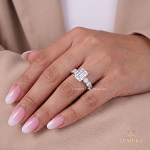 แหวนเพชรทรงเอเมอรัลด์คัทคุณภาพพรีเมียม แหวนทอง 14k ประดับเพชรรอบด้านแบบพาเว่ ตัวเรือนแบบยูคัทพรอง ห้าวงแหวนซ่อนแบบฮาโล สไตล์วินเทจ - Product Image 6