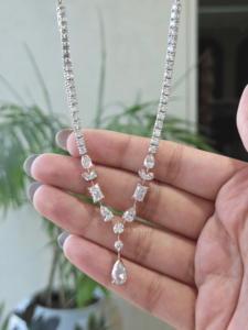 เพชรเลี้ยงในห้องปฏิบัติการทรงบริลเลียนต์ 5.90 กะรัต ทอง 14k รับรองโดย IGI สี E แฟนซีไลท์ รูปทรงหยดน้ำ จี้แบบฝังหนามเตย หรูหราสำหรับผู้หญิง - Product Image 3