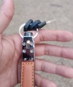 Porte-clés en cuir avec fermoir métallique durable pour hommes et femmes par Anwar Enterprises - Product Image 6