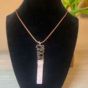 Collar con Colgante de Punta de Cristal de Cuarzo Rosa - Gema Rosa Envuelta en Alambre de Oro Rosa, Lujoso, Chapado en Oro de 18K, para Suéter, Boda, Fiesta - Product Image 1